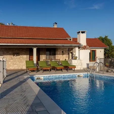 Villa Menalo